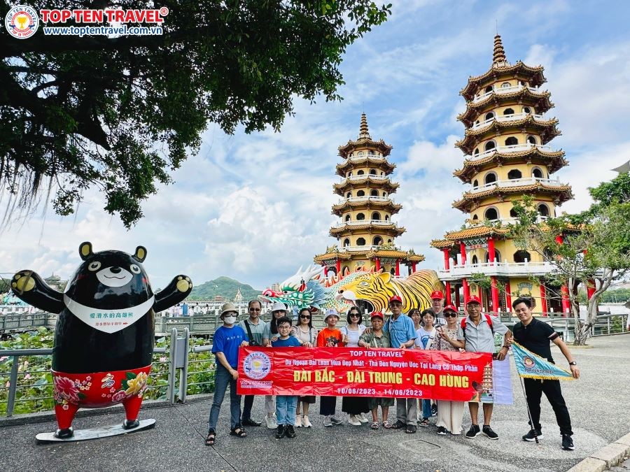 Đoàn khách Top Ten Travel check in tại Đầm Liên Trì