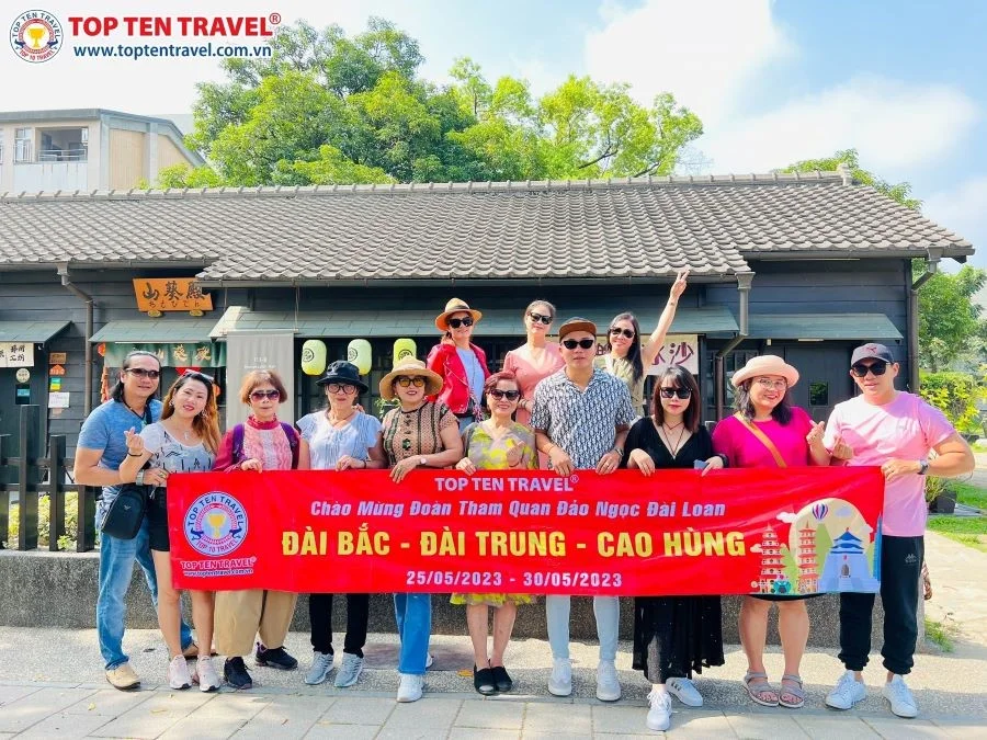 Đoàn khách hào hứng checkin tajic ác địa điểm nổi tiếng tại Đài Loan