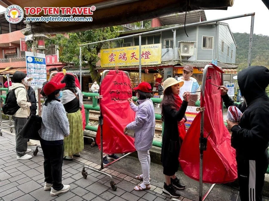 Khách nhà Top Ten Travel trải nghiệm phong tục thả đèn trời truyền thống