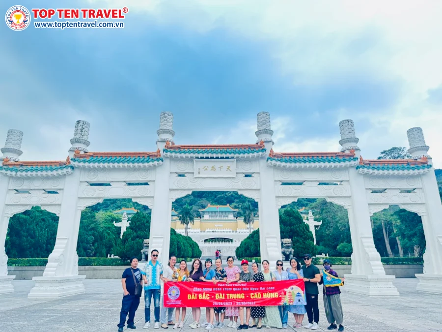 Đoàn khách Top Ten Travel check-in tại Nhà Tưởng niệm Tưởng Giới Thạch