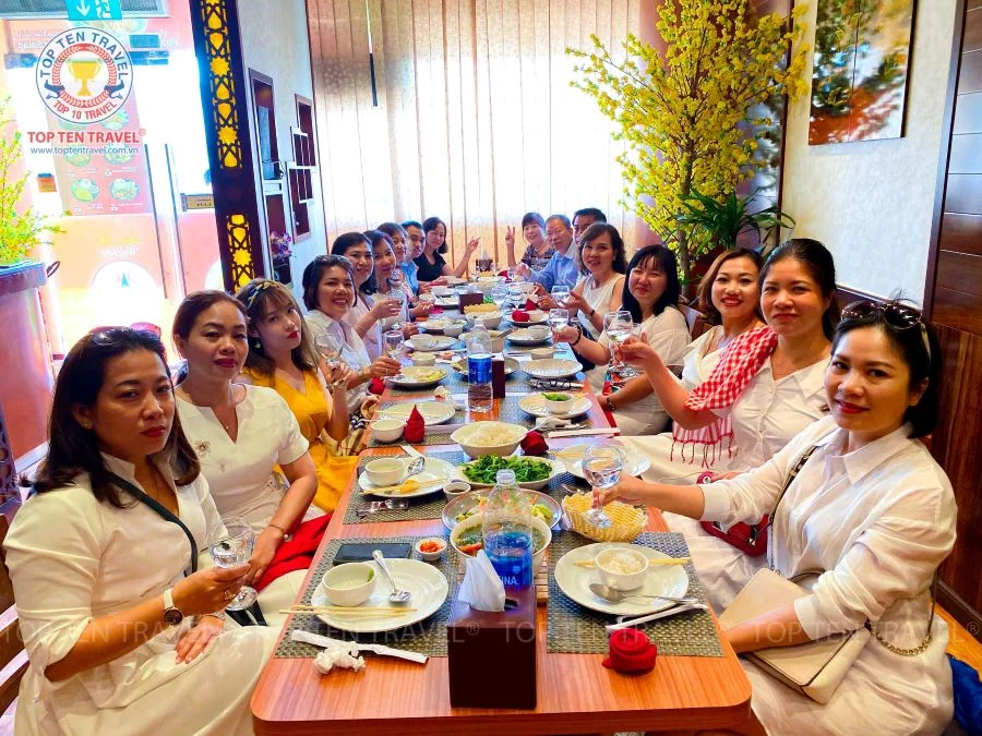 Đoàn khách nhà Top Ten Travel thưởng thức ẩm thực đặc sắc trong tour du lịch Dubai 