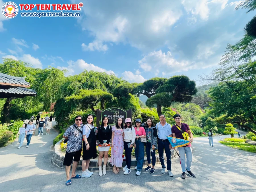Đoàn khách Top Ten Travel tham quan du lịch Hàn Quốc