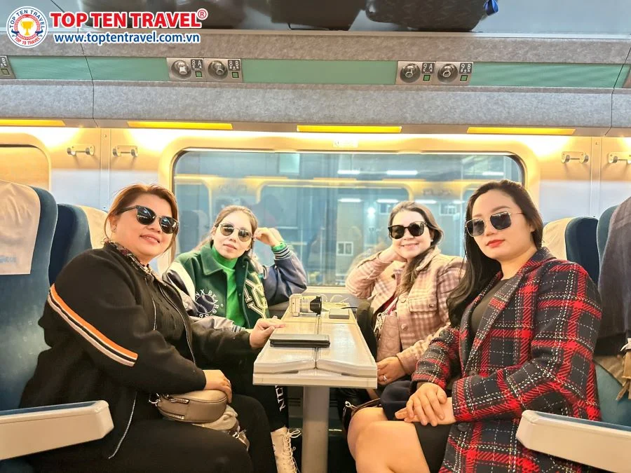 Khách nhà Top Ten trải nghiệm ngồi tàu ngắm khung cảnh
