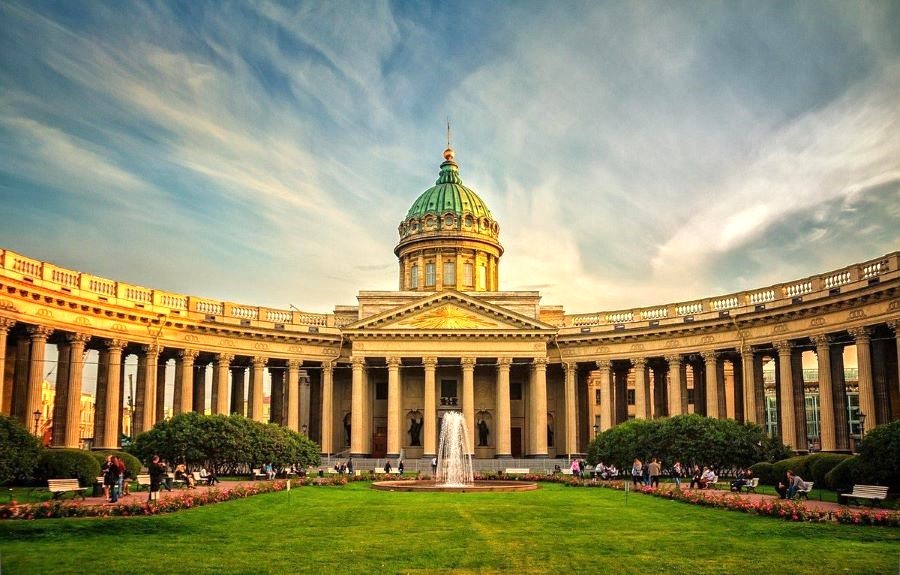 Nhà thờ Kazanskiy là một trong những biểu tượng tôn giáo và văn hóa quan trọng nhất của Nga