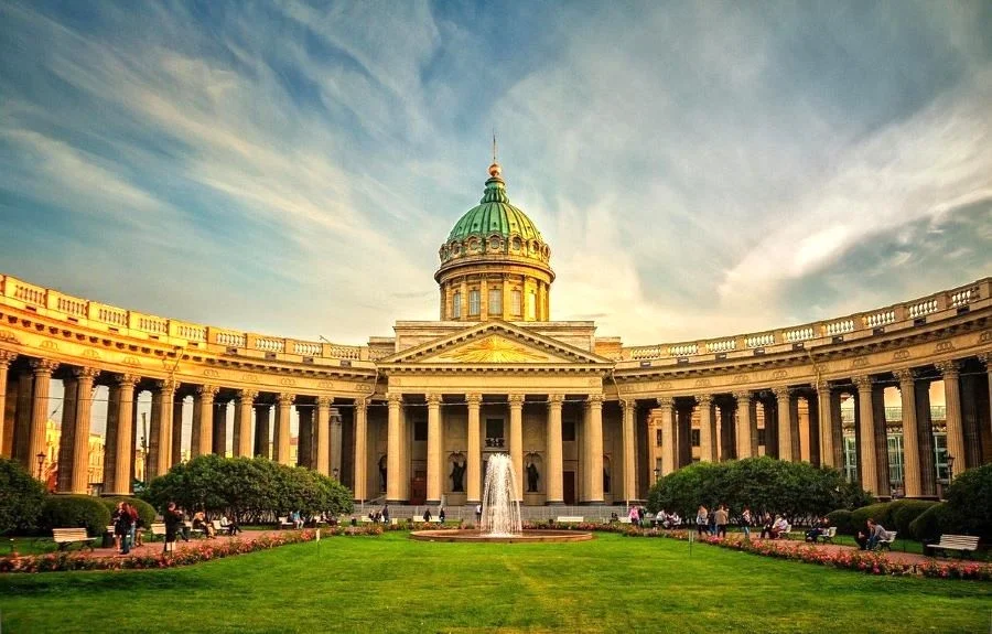 Nhà thờ Kazanskiy là một trong những biểu tượng tôn giáo và văn hóa quan trọng nhất của Nga