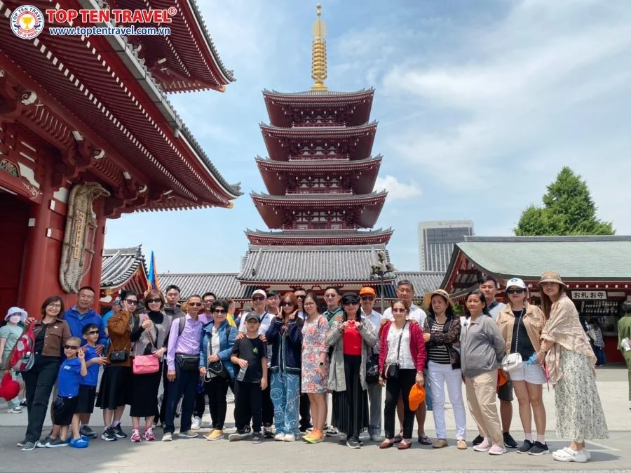 Khách nhà Top Ten tham quan các địa điểm nổi tiếng trong tour du lịch Nhật Bản