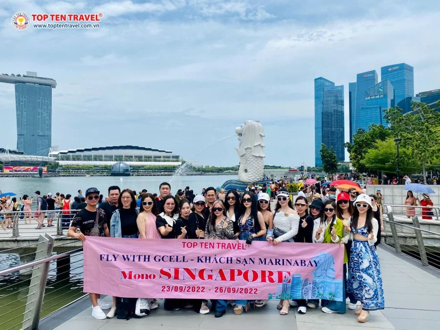 Đoàn khách tham quan công viên sư tử biển