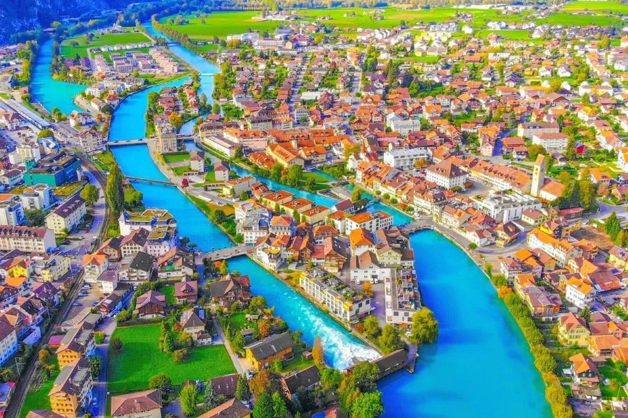 Thị trấn Interlaken được bao quanh bởi những hồ nước đẹp đến nao lòng