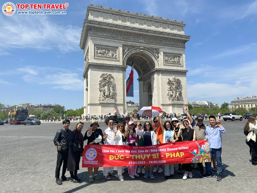 Đoàn khách nhà Top Ten tham quan và check-in tại Khải Hoàn Môn