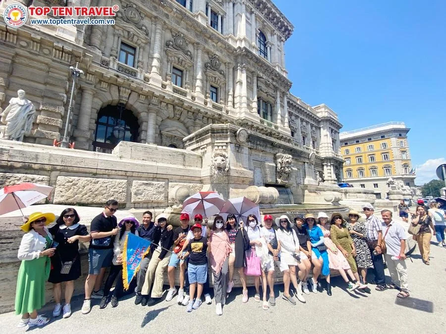 Hình ảnh khách tham gia hành trình tour Châu Âu 5 nước của Top Ten Travel