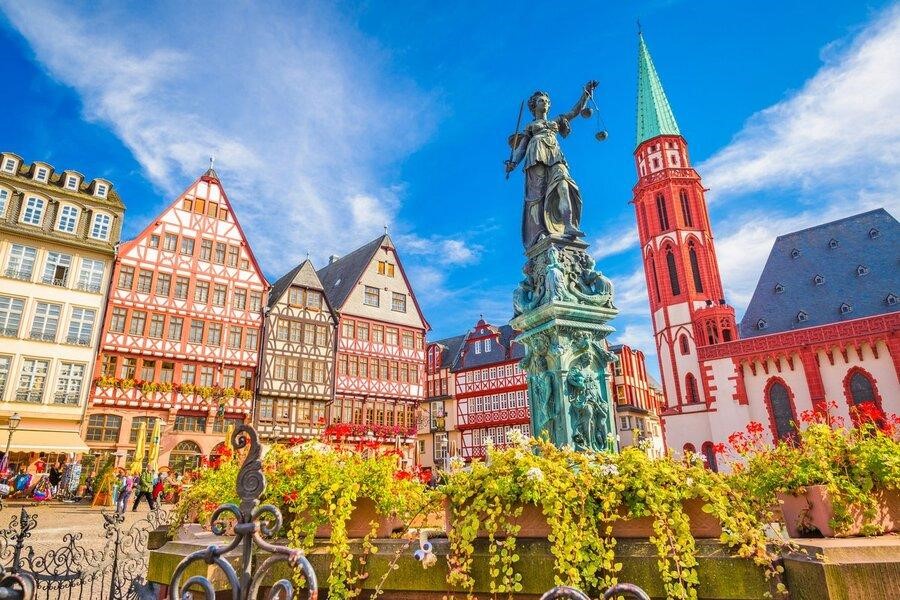 Quảng trường Romerberg Square nổi bật với các tòa nhà rực rỡ màu sắc
