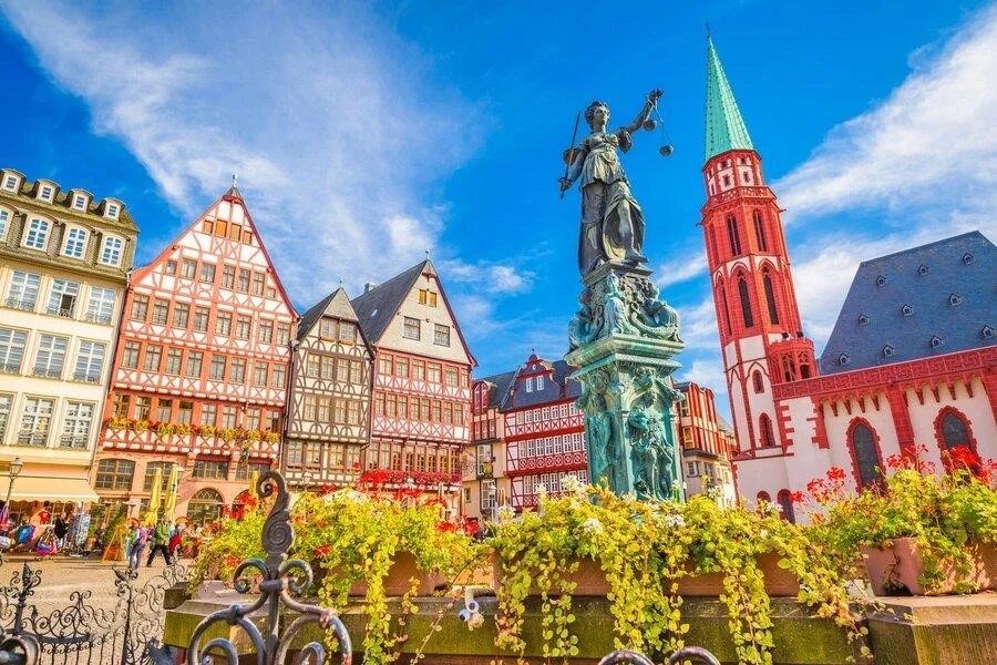 Quảng trường Romerberg Square nổi bật với các tòa nhà rực rỡ màu sắc