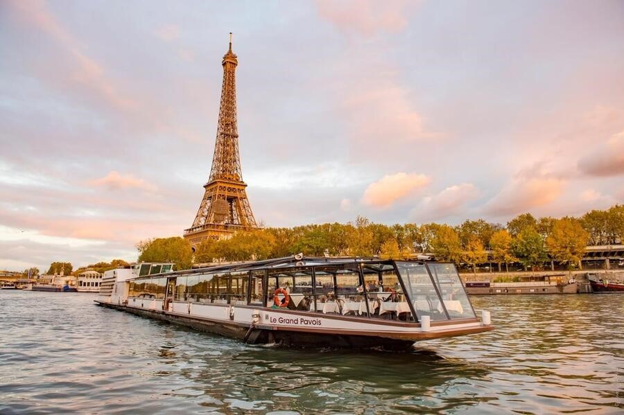 Ngắm Paris bằng du thuyền trên sông Seine là trải nghiệm mới thú vị