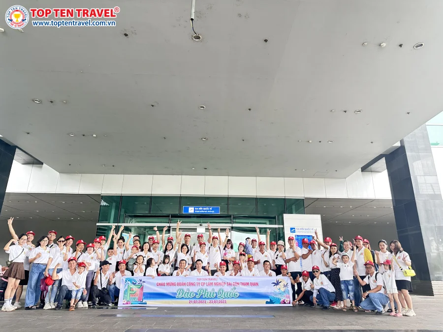 Đoàn khách nhà Top Ten Travel tham gia các hoạt động trên tour