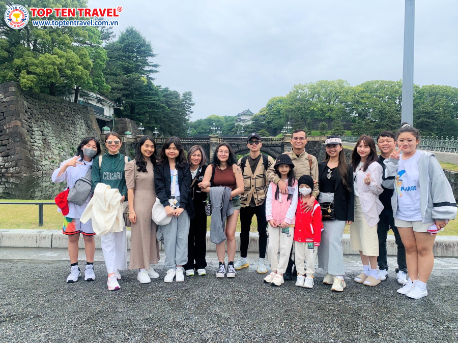 Đoàn khách Top Ten Travel chụp ảnh kỷ niệm tại Hoàng cung Tokyo