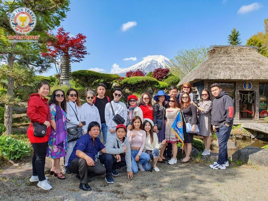 Đoàn khách Top Ten Travel tham quan Làng cổ Oshino Hakkai yên bình 
