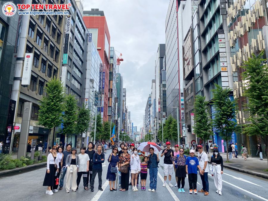 Đoàn khách nhà Top Ten Travel được tự do tham quan mua sắm trong tour Nhật Bản 