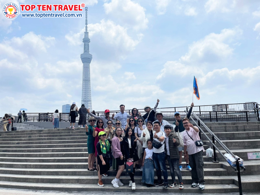 Đoàn khách Top Ten chụp ảnh check-in tại Tháp Tokyo Sky Tree - tháp truyền hình cao nhất thế giới