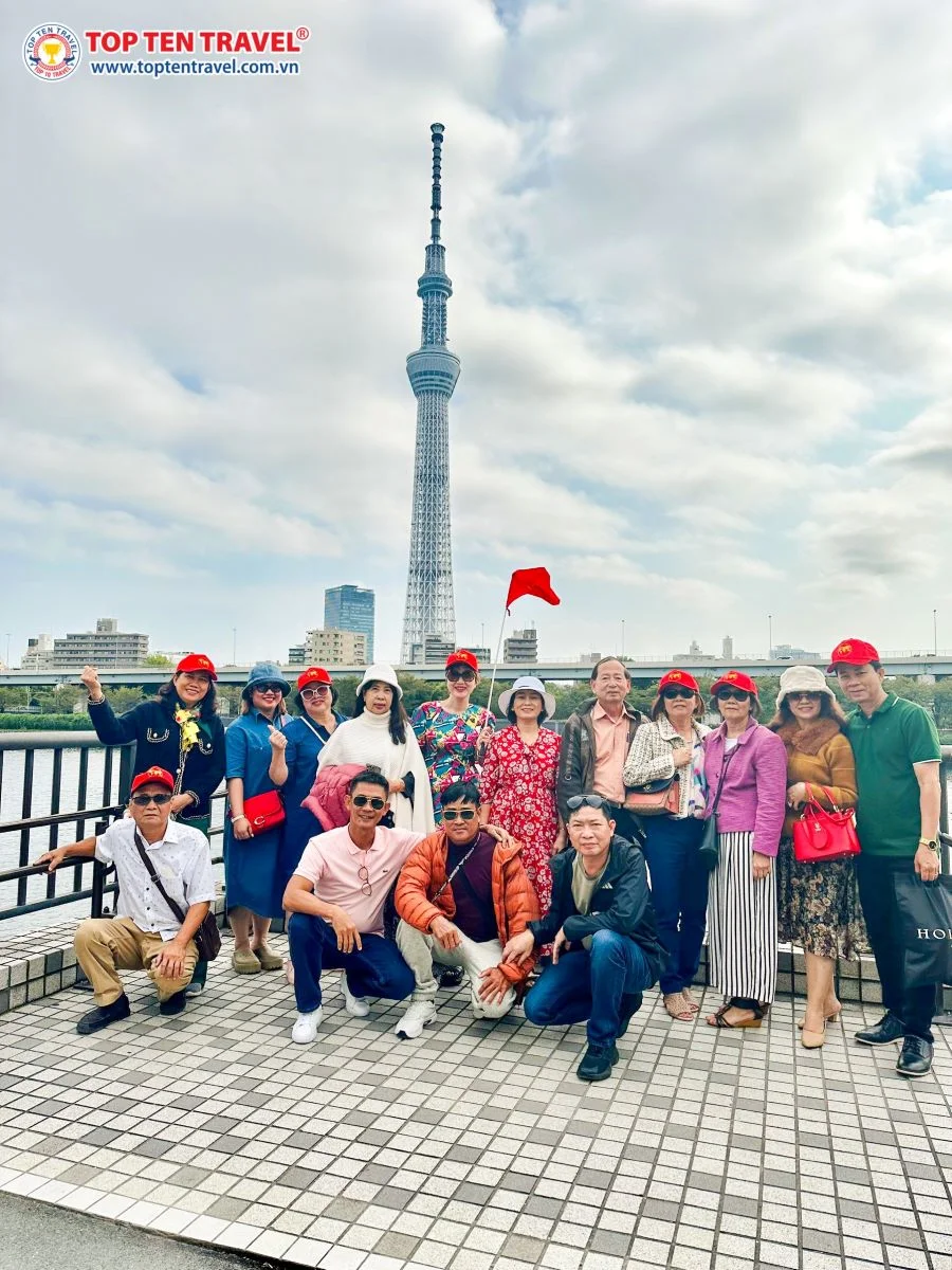 Khách yêu nhà Top Ten Travel chụp hình kỷ niệm tại Tokyo Sky Tree - tháp truyền hình cao nhất thế giới