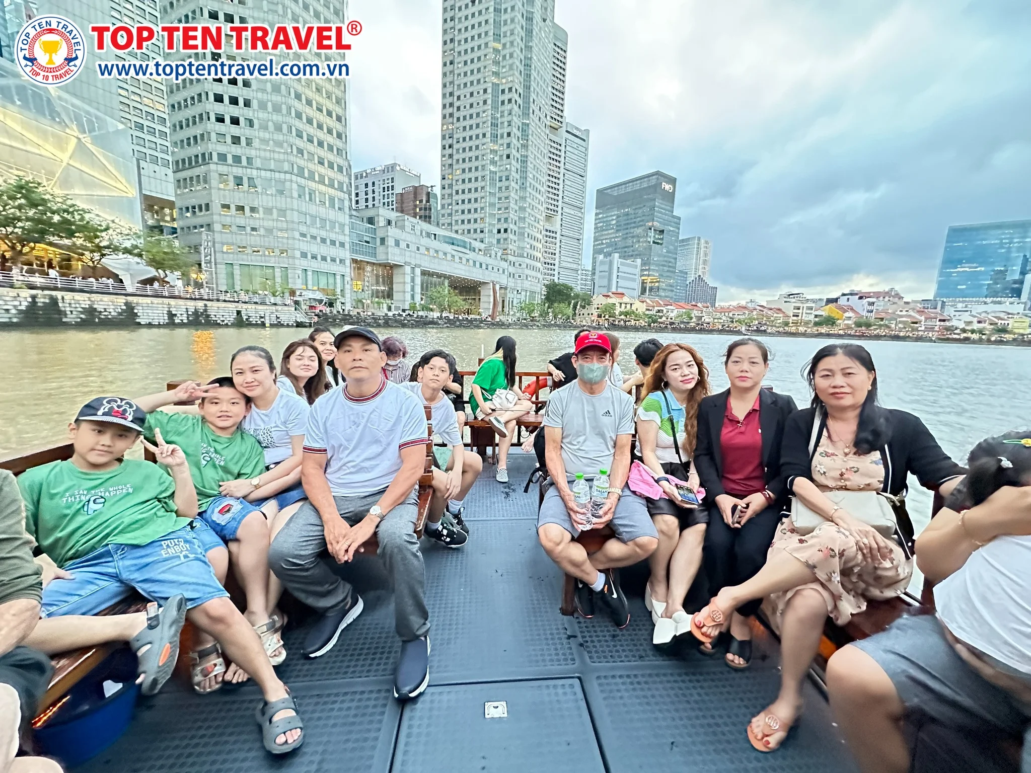 Đoàn khách Top Ten Travel ngồi thuyền ngắm cảnh