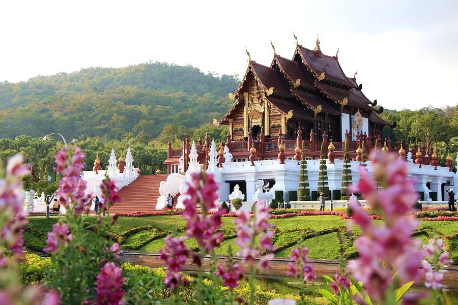 Ngôi chính điện mái 3 tầng được làm bằng gỗ