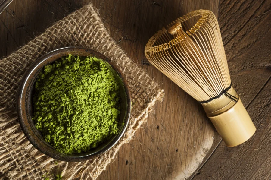  Matcha, loại bột trà xanh hảo hạng, là một biểu tượng của văn hóa trà đạo Nhật Bản