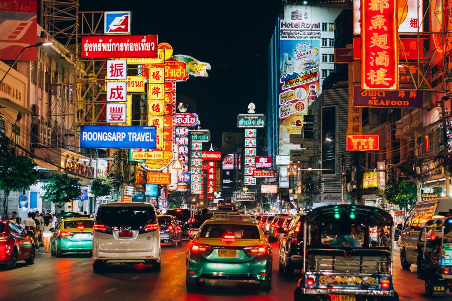 Bangkok mang đến cho du khách cuộc sống về đêm đầy sôi động và đa sắc màu