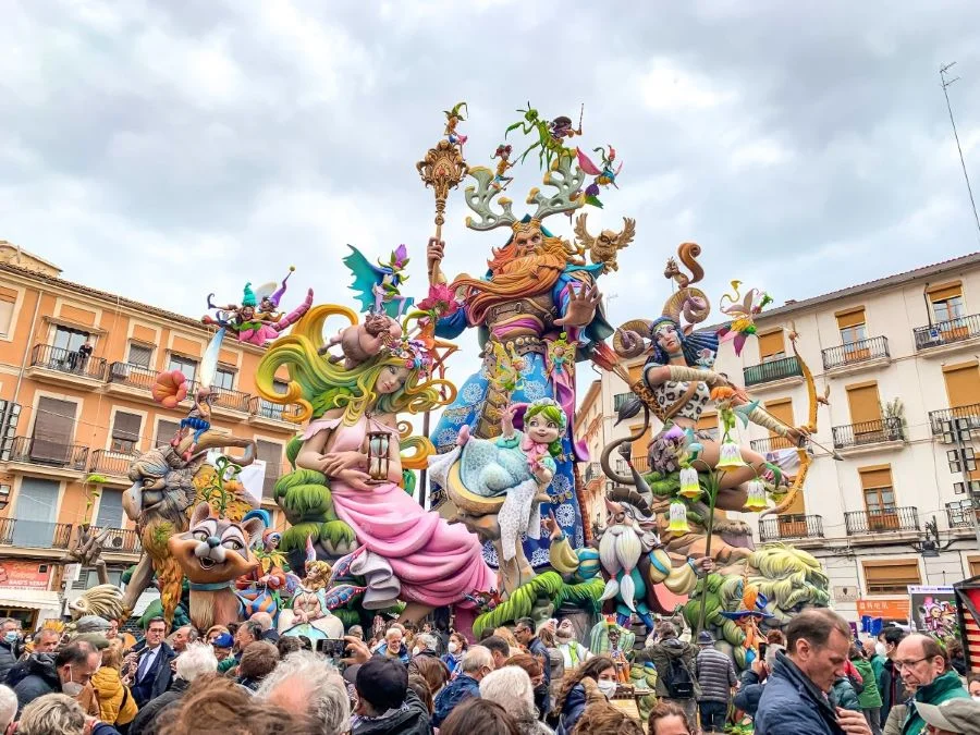 Lễ hội hình nộm Fallas Tây Ban Nha là một lễ hội vui chơi náo nhiệt có ý nghĩa văn hóa sâu sắc