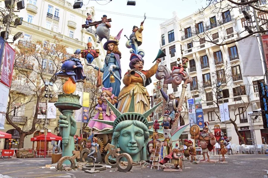 Vào những ngày diễn ra lễ hội Fallas, không khí trên các nẻo đường Valencia sôi động bất thường