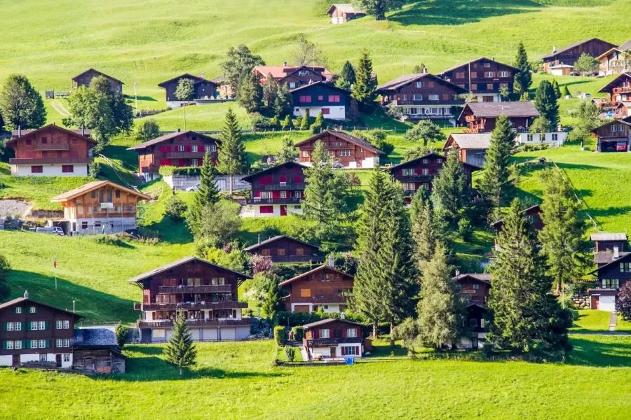 Ngôi làng nhỏ yên bình Grindelwald nằm ẩn mình bên thềm của đỉnh Jungfrau hùng vĩ 
