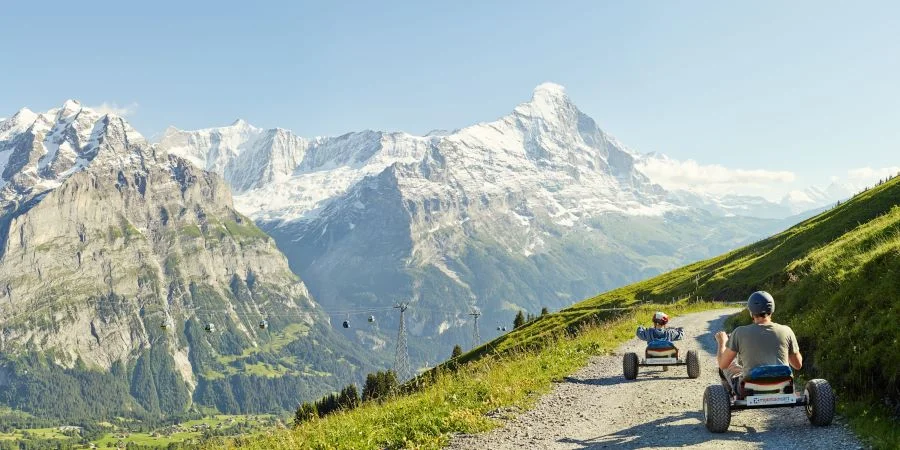 Du khách cũng có thể trải nghiệm những chuyến xuống núi bằng xe Mountain Cart 