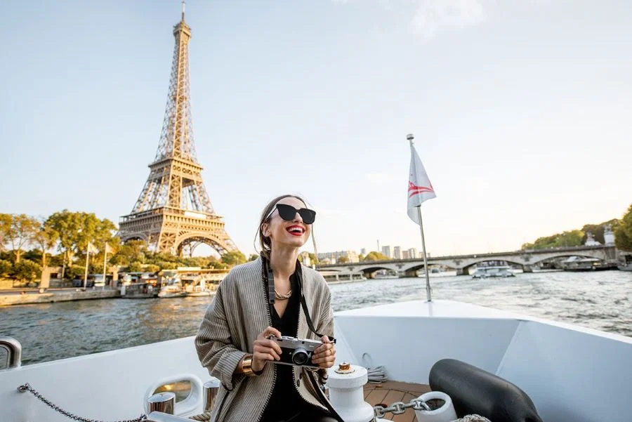 Paris sở hữu vẻ đẹp mê hoặc lòng người và một bầu không khí cực kỳ lãng mạn