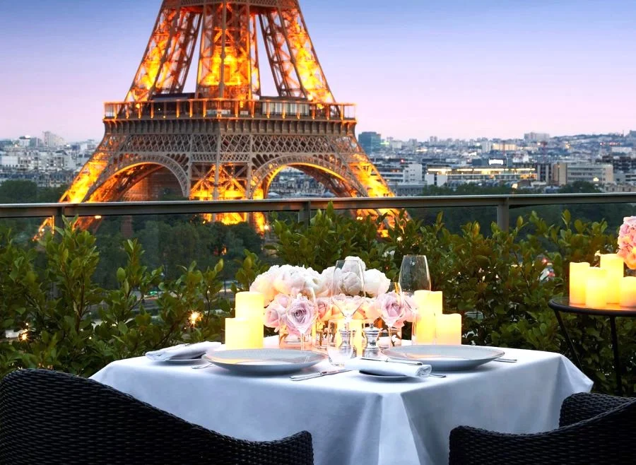 Du khách có thể vừa dùng bữa tại nhà hàng vừa chiêm ngưỡng vẻ đẹp của tháp Eiffel