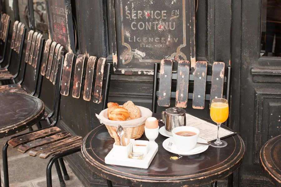Du khách còn có thể thưởng thức bữa sáng ngon lành tại Café Saint Regis