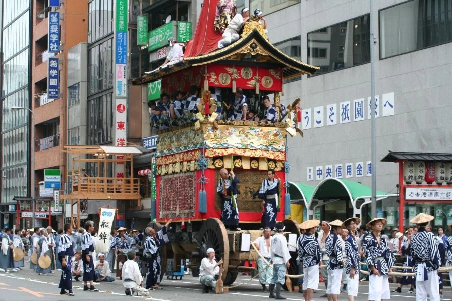  Lễ hội mùa hè Tenjin Matsuri được xem là tinh hoa văn hóa của người Nhật
