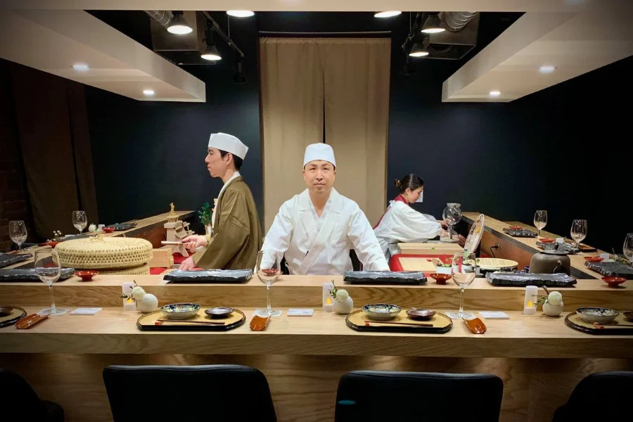 Đối với những ai thường xuyên băn khoăn không biết nên gọi món gì thì Omakase chính là câu trả lời hoàn hảo