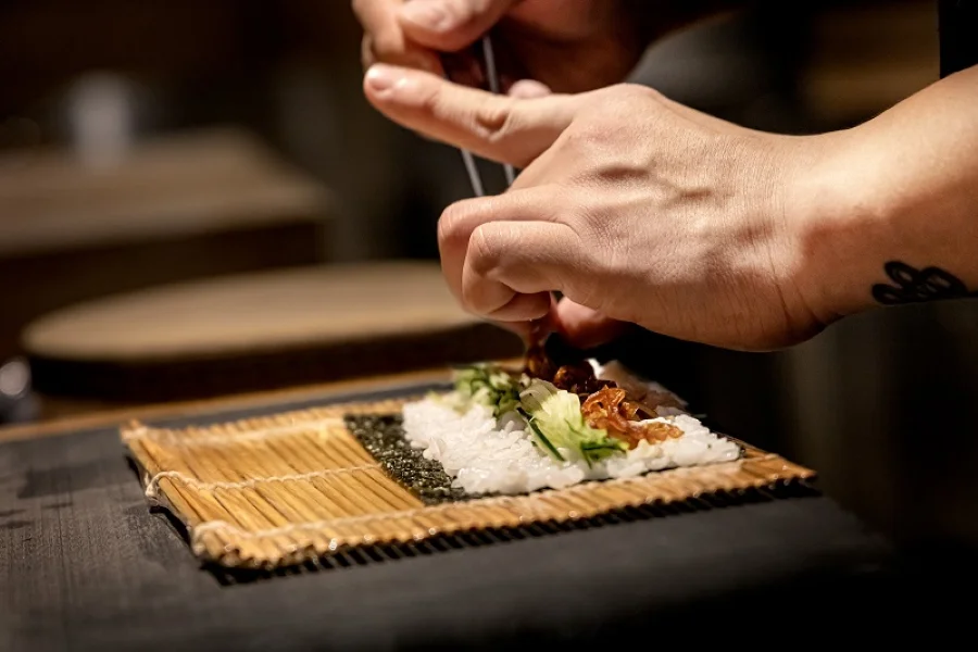 Mỗi thực đơn Omakase đều là một câu chuyện riêng, được kể qua từng miếng sushi, sashimi hay món ăn nóng hổi