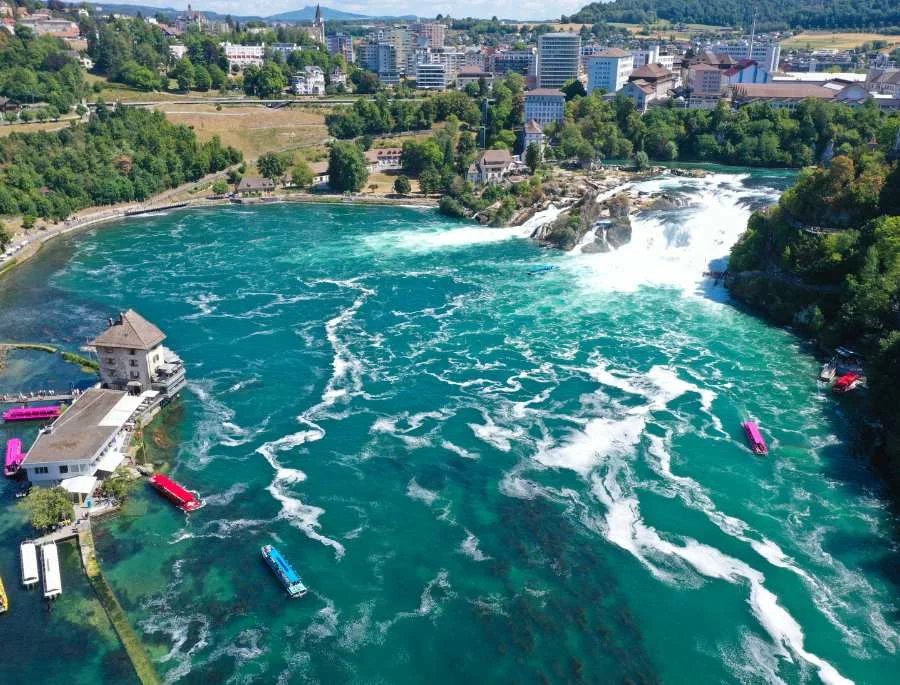 Thác Rhine có diện tích rộng lớn và là một trong những biểu tượng của Thụy Sĩ