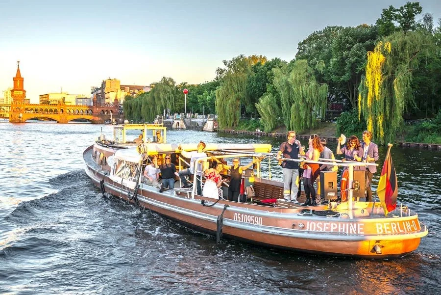 Ngồi thuyền ngắm cảnh giúp bạn nhìn ngắm trọn vẹn khung cảnh của Berlin