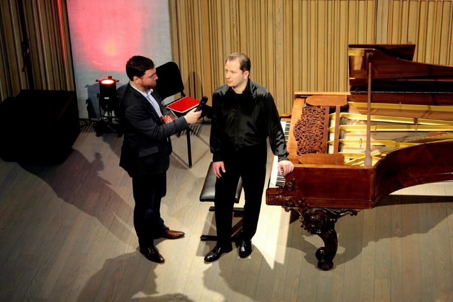 Nhưng buổi hòa tấu Piano của Salon Christophori diễn ra vào buổi tối đã thu hút lượng lớn khách du lịch