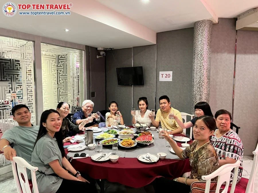 Đoàn khách Top Ten Travel tham quan du lịch Thái Lan