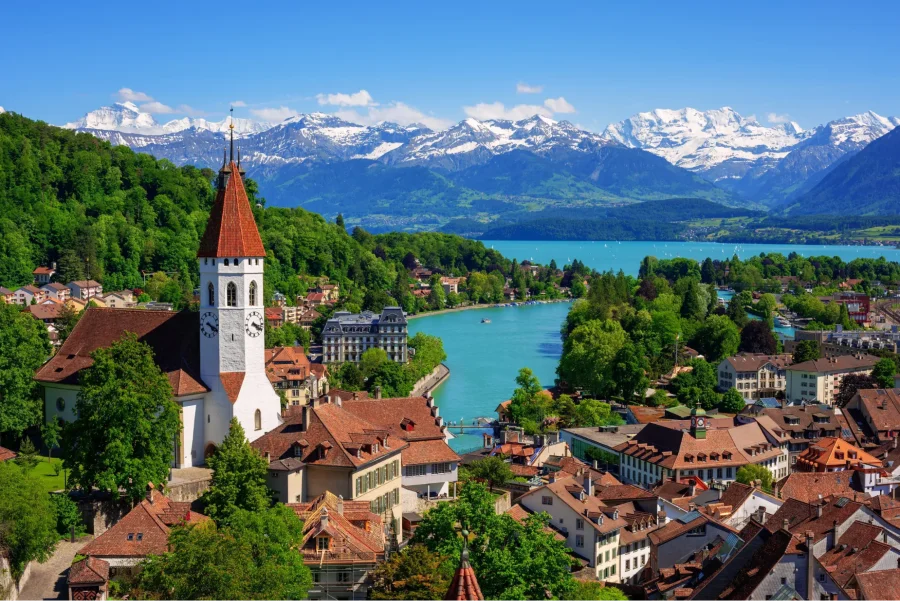 Bern tựa như một bức tranh thơ mộng, níu chân du khách bởi vẻ đẹp hài hòa giữa kiến trúc cổ kính và thiên nhiên tươi đẹp