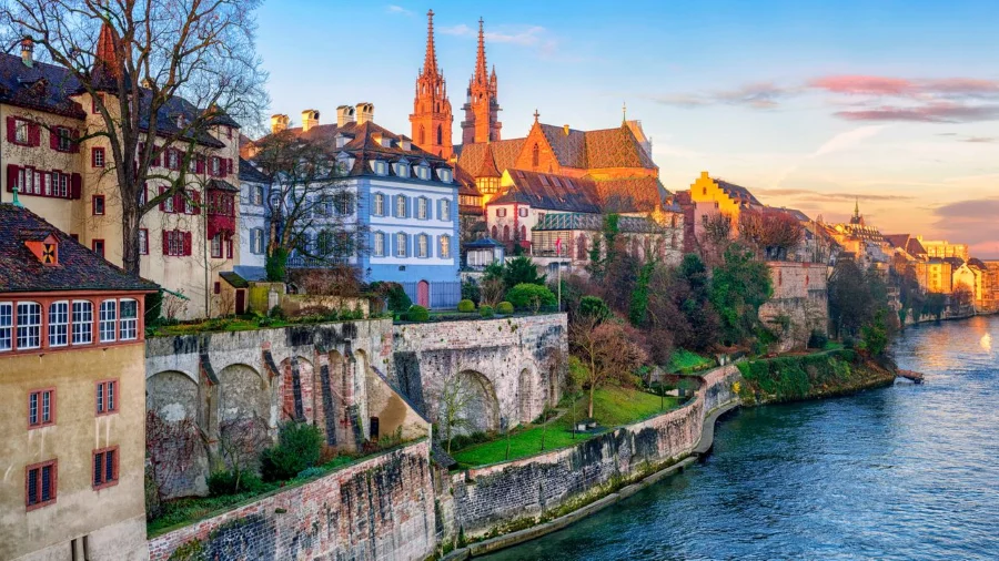 Basel tọa lạc kiêu hãnh bên dòng sông Rhine thơ mộng, nơi giao thoa của ba quốc gia: Thụy Sĩ, Pháp và Đức