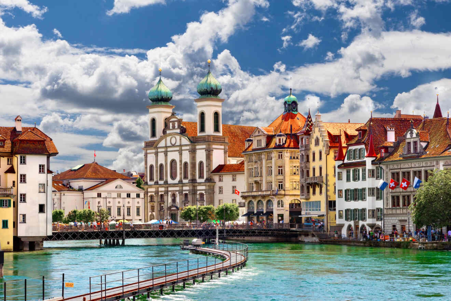 Lucerne tựa như viên ngọc quý lấp lánh giữa lòng Thụy Sĩ