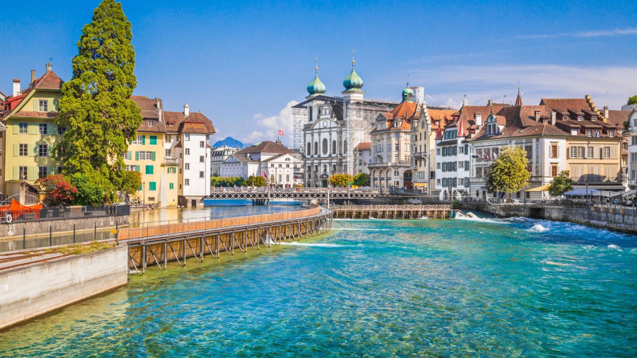 Lucerne thu hút du khách bởi vẻ đẹp thiên nhiên hùng vĩ và những công trình kiến trúc cổ kính
