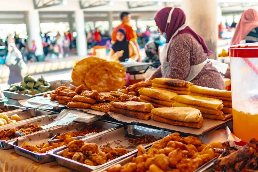 Khu chợ Pasar Malam Gadong luôn nhộn nhịp và tấp nập các hoạt động trao đổi mua bán