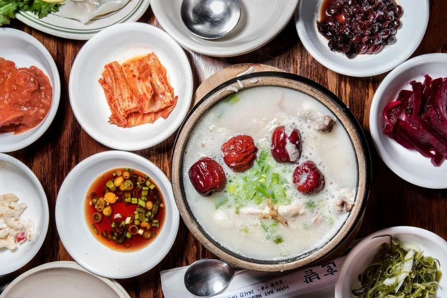 Samgyetang được thưởng thức vào mùa đông để làm ấm cơ thể và bổ sung dinh dưỡng