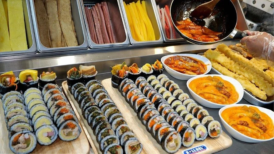 Món cơm cuộn Hàn Quốc được bày bán ở nhiều địa điểm khác nhau