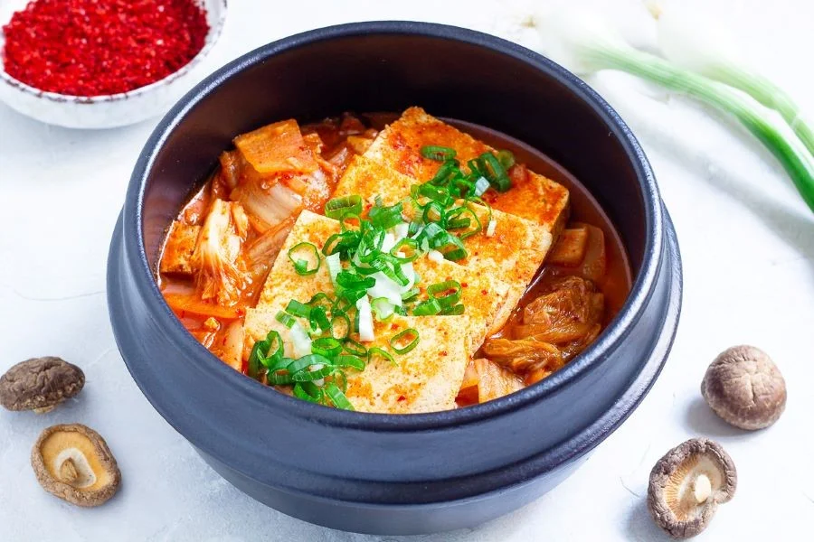 Món canh kim chi thường được dùng kèm cùng cơm nóng