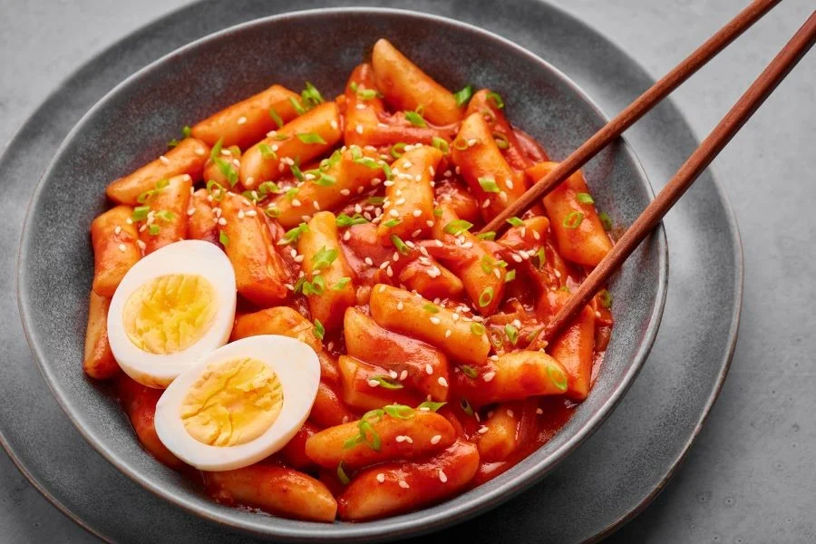 Bánh gạo Tteokbokki là món ăn biểu tượng cho ẩm thực đường phố Hàn Quốc
